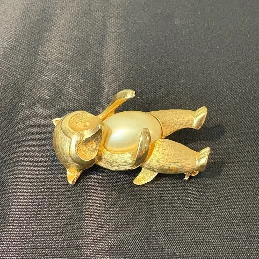 Rare Vintage Kramer Goldtone Pearl Jelly Belly Raccoon Pin Brooch